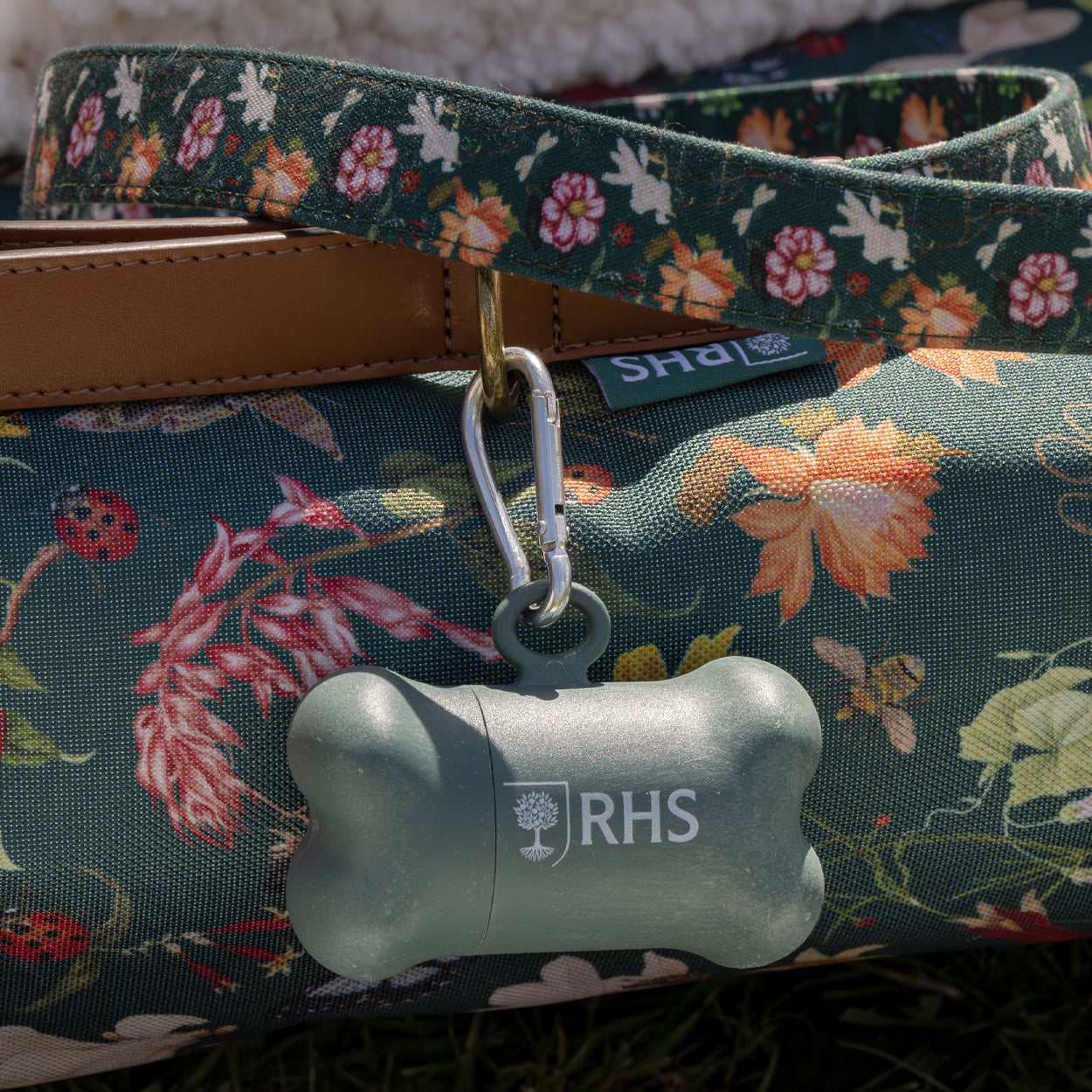Royal Horticultural Society Pets in the Garden Poop Bag Holder with 1 Roll